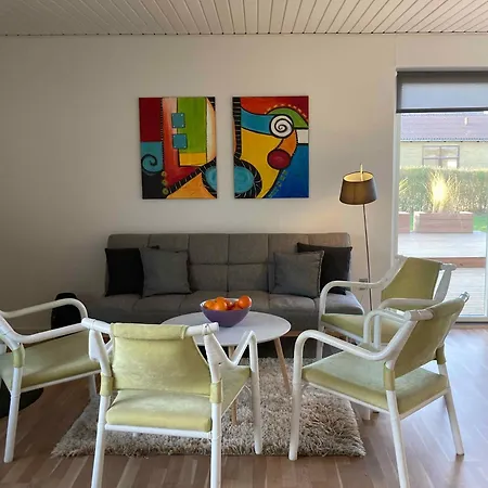 Nice, Bright And Cozy Dwelling For 6-8 Persons Casa de Férias *